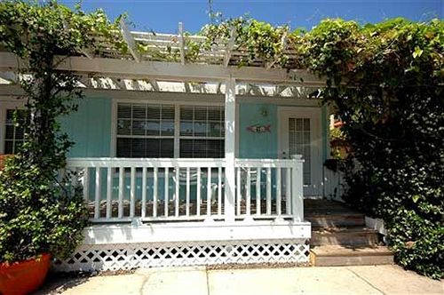 فندق Tradewinds Beach Resort