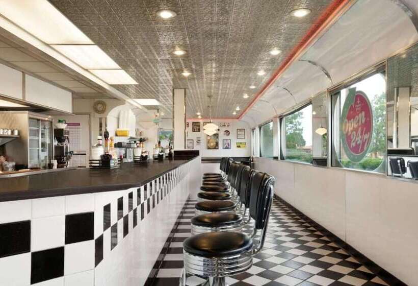 فندق Travelodge By Wyndham Vaughn