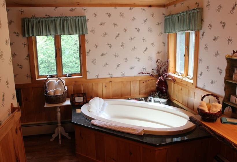 Kiwassa Lake Bed & Breakfast