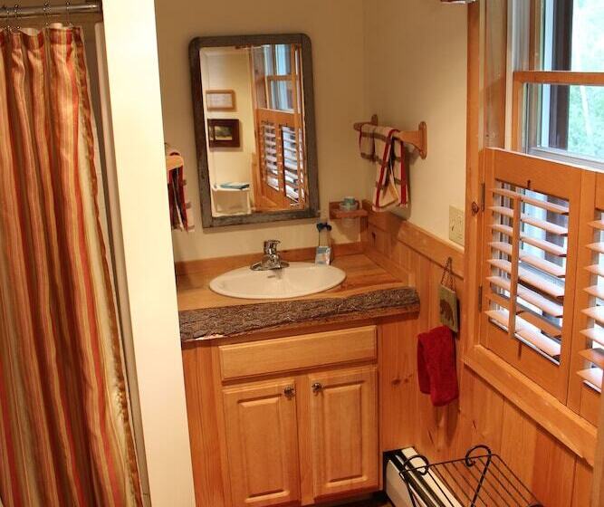 Kiwassa Lake Bed & Breakfast