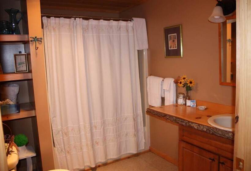 Kiwassa Lake Bed & Breakfast