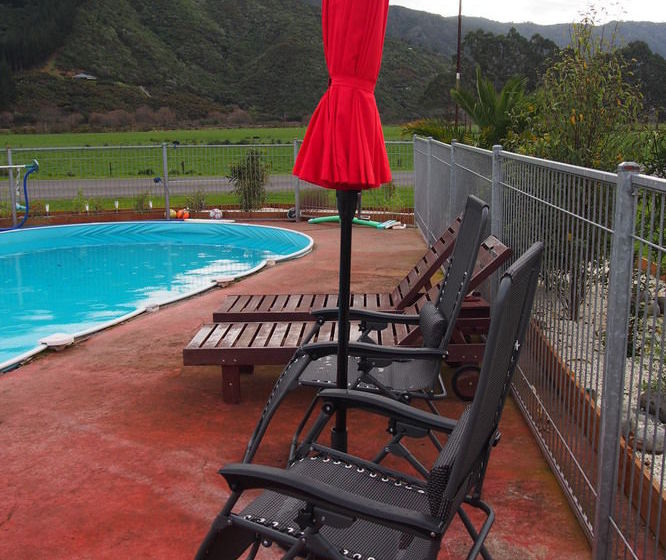 Linkwater Motel And Backpackers