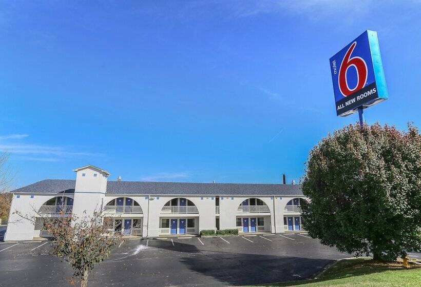 Motel 6 Dickson, Tn
