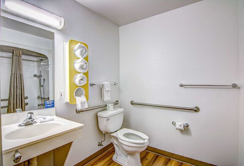 فندق على الطريق Econo Lodge