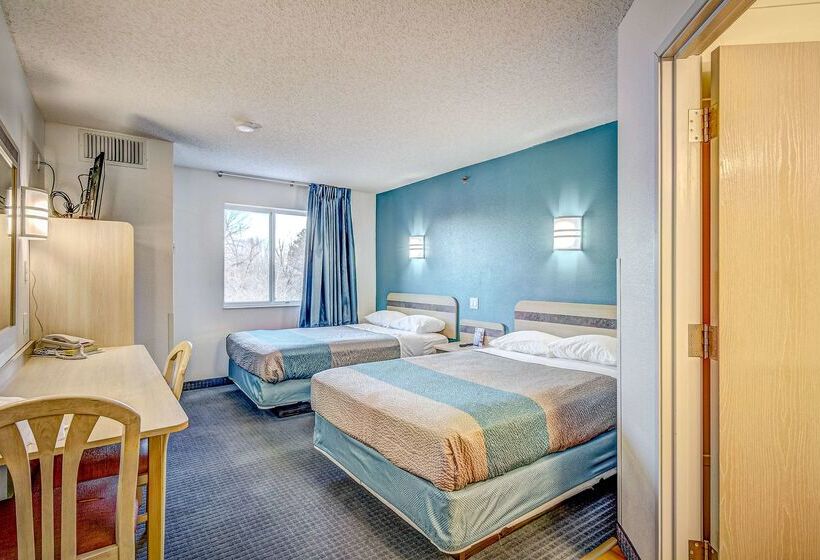 فندق على الطريق Econo Lodge