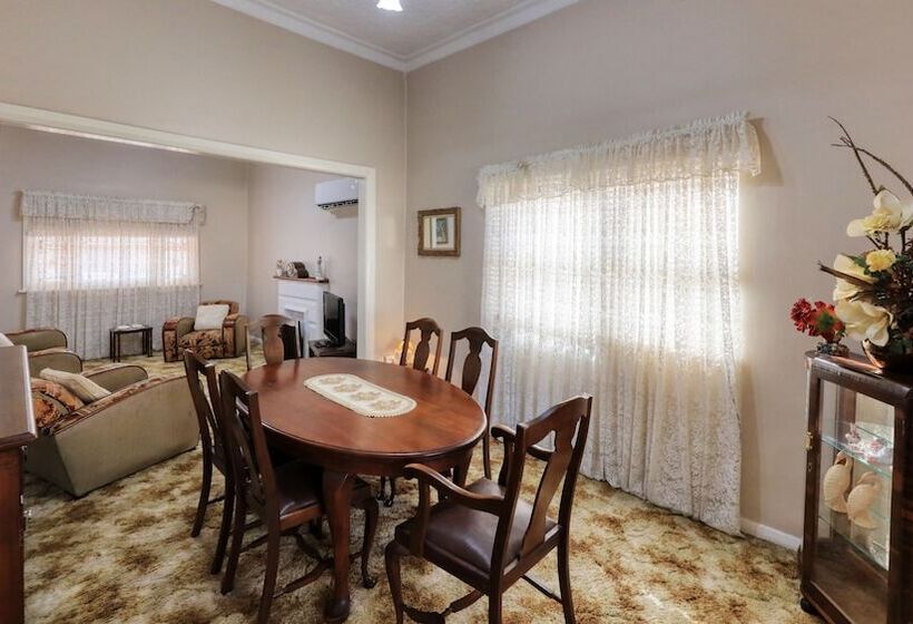 مُتل Charles Rasp Motor Inn & Cottages