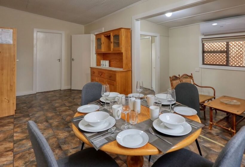 مُتل Charles Rasp Motor Inn & Cottages