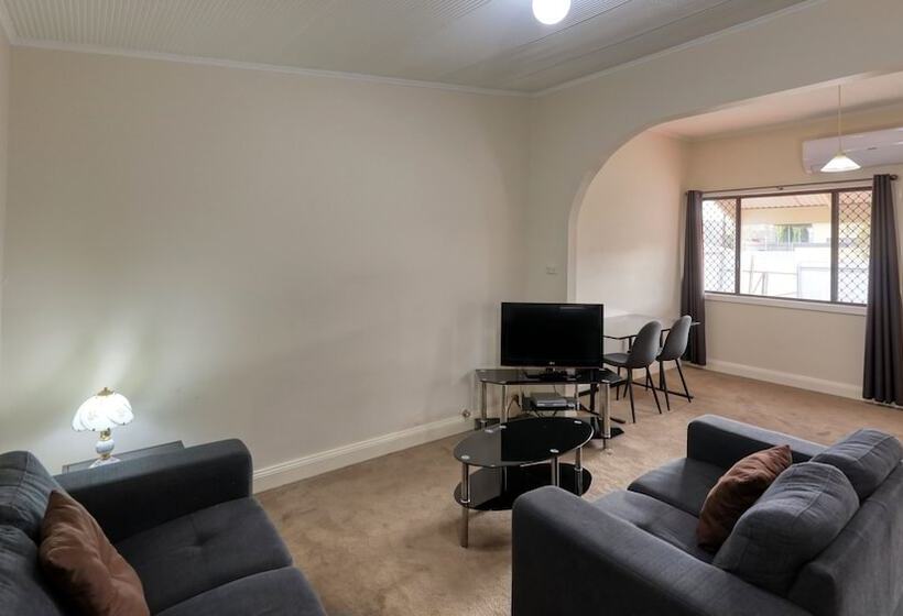 مُتل Charles Rasp Motor Inn & Cottages