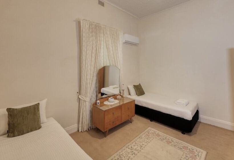 مُتل Charles Rasp Motor Inn & Cottages