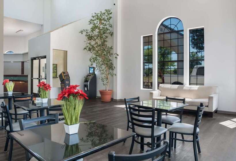 فندق على الطريق Econo Lodge