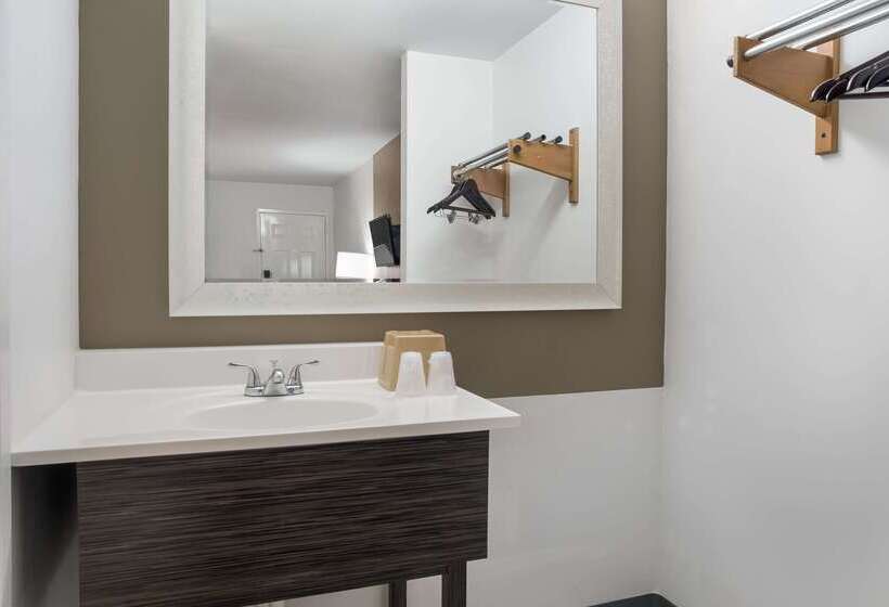 فندق على الطريق Econo Lodge