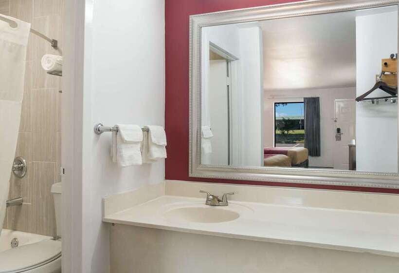 فندق على الطريق Econo Lodge