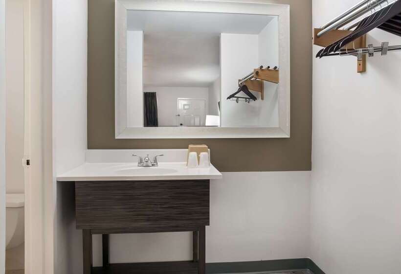 فندق على الطريق Econo Lodge