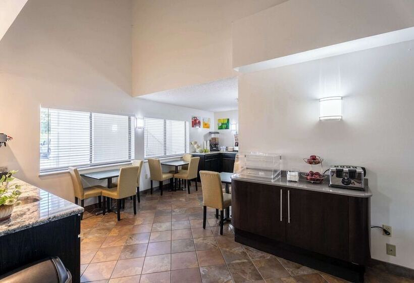 汽车旅馆  Hill Country Inn And Suites