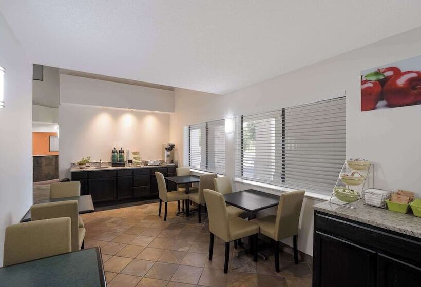 汽车旅馆  Hill Country Inn And Suites