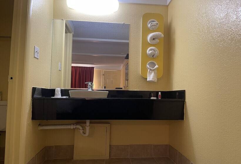 فندق على الطريق Travelodge By Wyndham Benton Harbor Mi