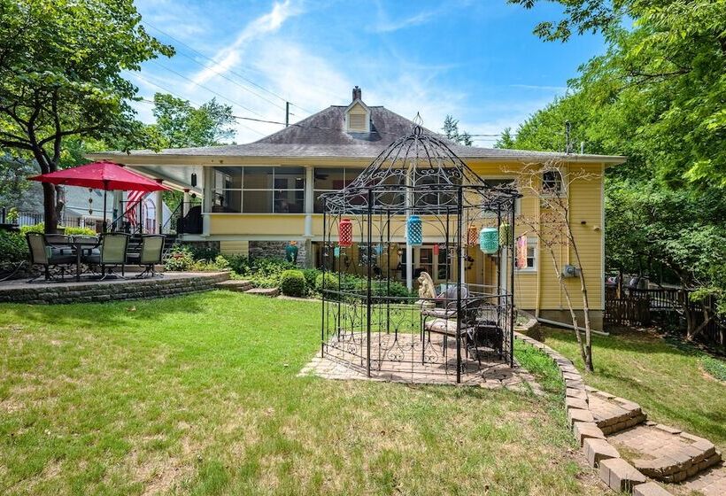 Red Bud Manor  Bed And Breakfast