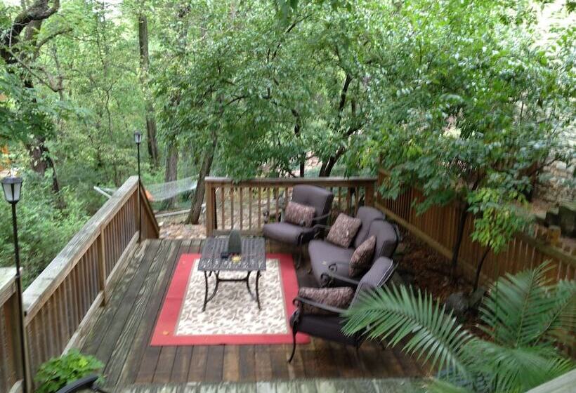 Red Bud Manor  Bed And Breakfast