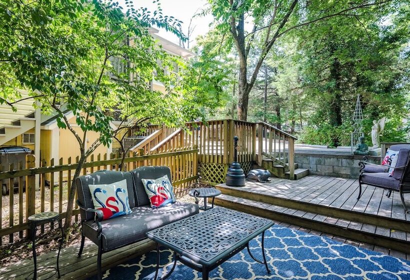 Red Bud Manor  Bed And Breakfast