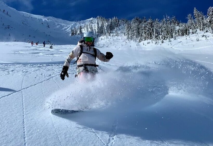 אתר נופש Vagabond Lodge At Kicking Horse