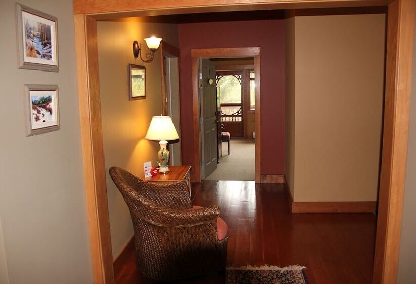 אתר נופש Vagabond Lodge At Kicking Horse