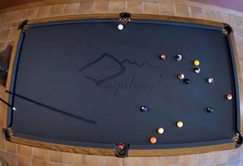 אתר נופש Vagabond Lodge At Kicking Horse