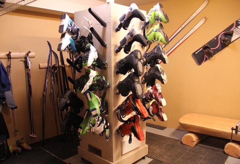 אתר נופש Vagabond Lodge At Kicking Horse