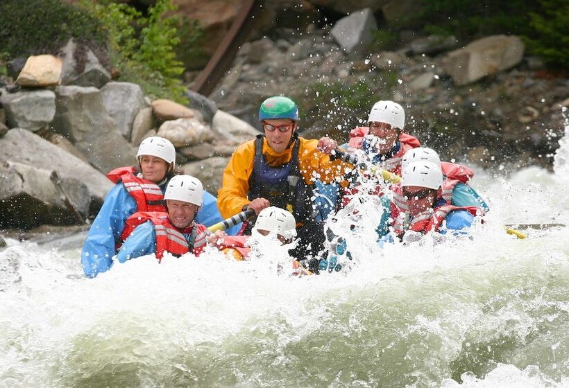 אתר נופש Vagabond Lodge At Kicking Horse