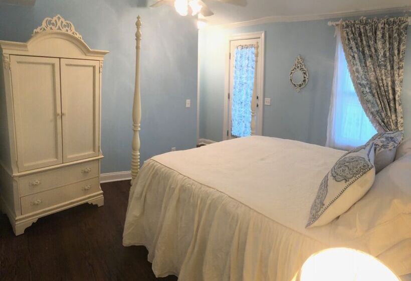 The Carriage House B&b