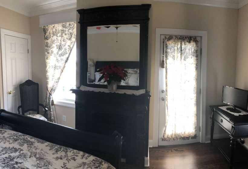 The Carriage House B&b