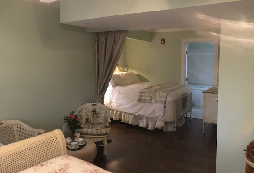 The Carriage House B&b