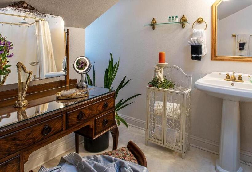 Woodrow House Bed & Breakfast