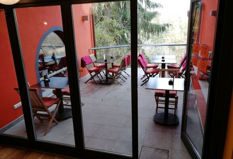 هتل Cukrarna Hostel