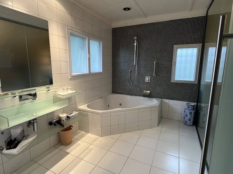 تختخواب و صبحانه Nice