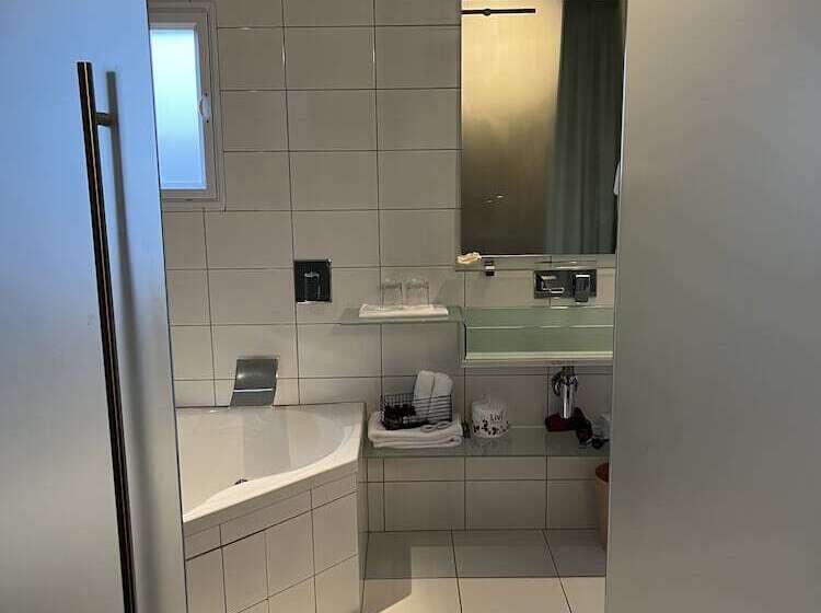 تختخواب و صبحانه Nice