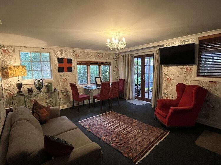 تختخواب و صبحانه Nice