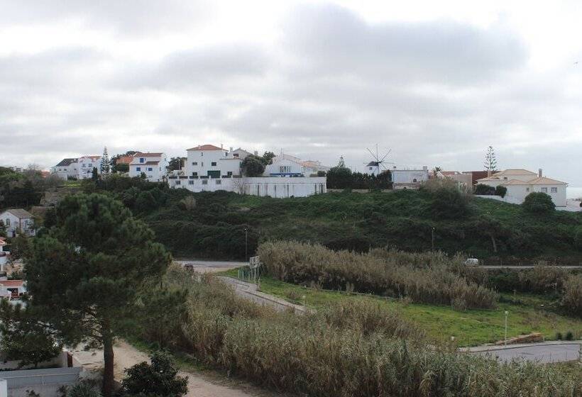 Ericeira Chill Hill Hostel & Private Rooms   Peach Garden