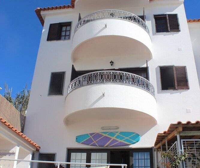 Ericeira Chill Hill Hostel & Private Rooms   Peach Garden