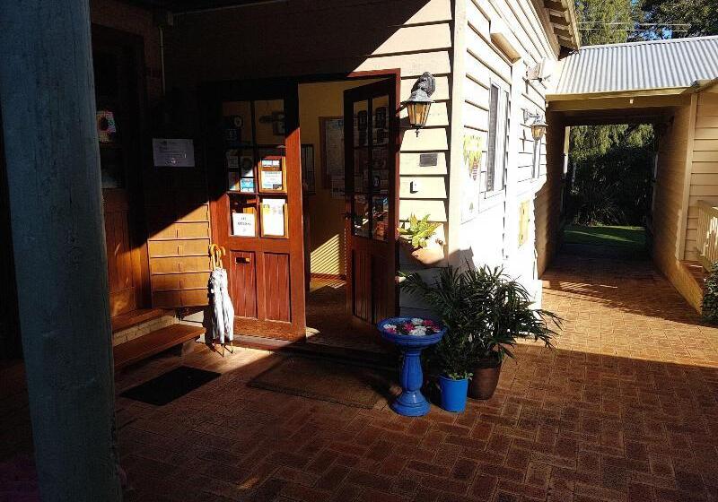 هتل Adamsons Riverside Accommodation