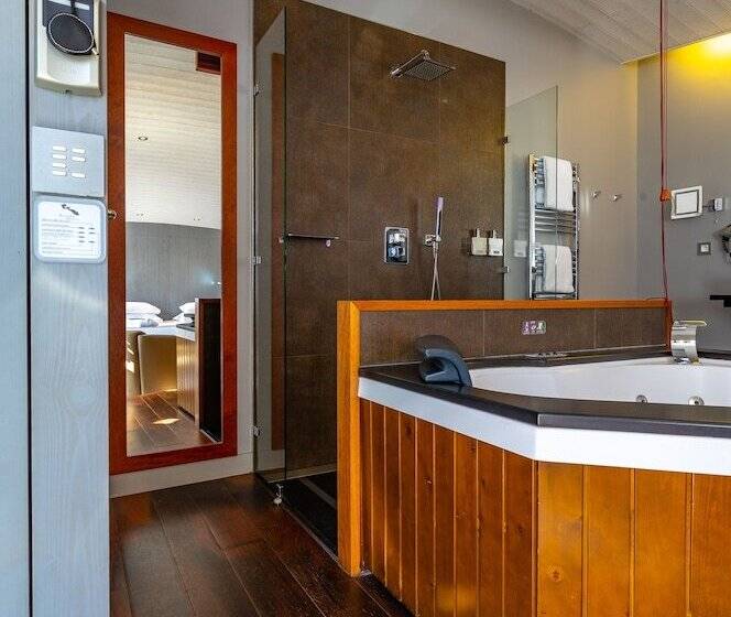 ホテル Elegance Suites