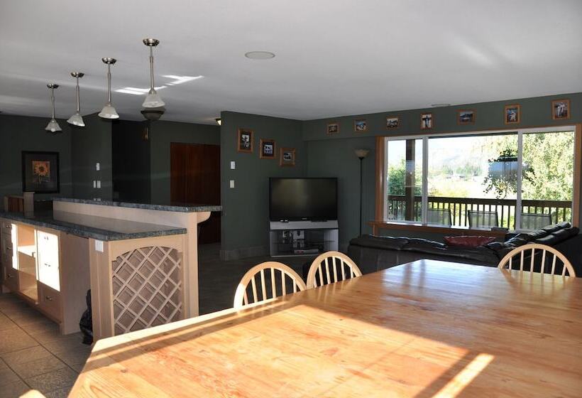 בית מלון כפרי Fraser River Outpost Lodge