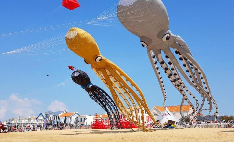 בית מלון כפרי Les Flots   Hôtel Et Restaurant Face à L Océan   Châtelaillon Plage