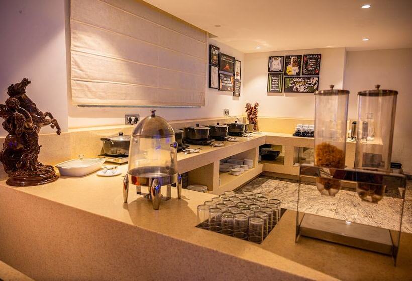 هتل La Oasis By Meraden