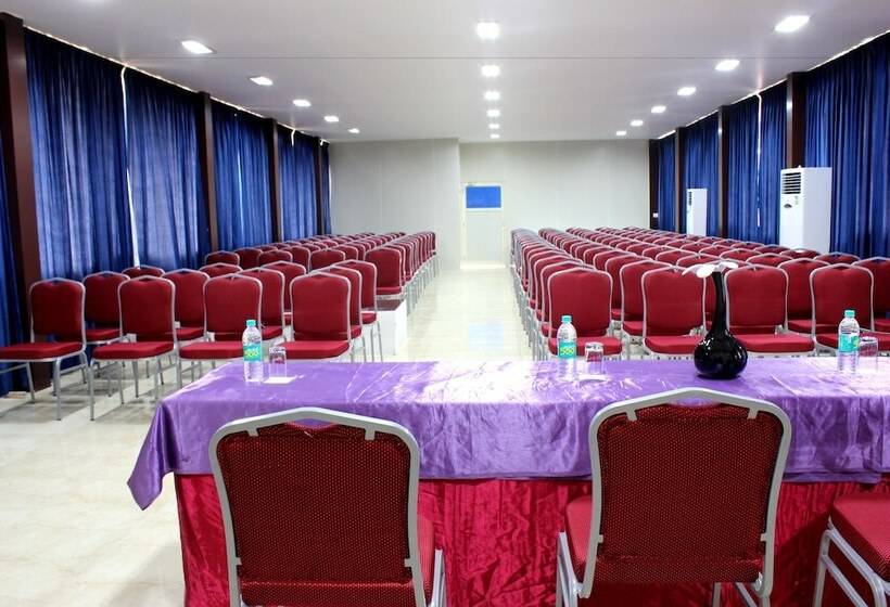 هتل La Oasis By Meraden