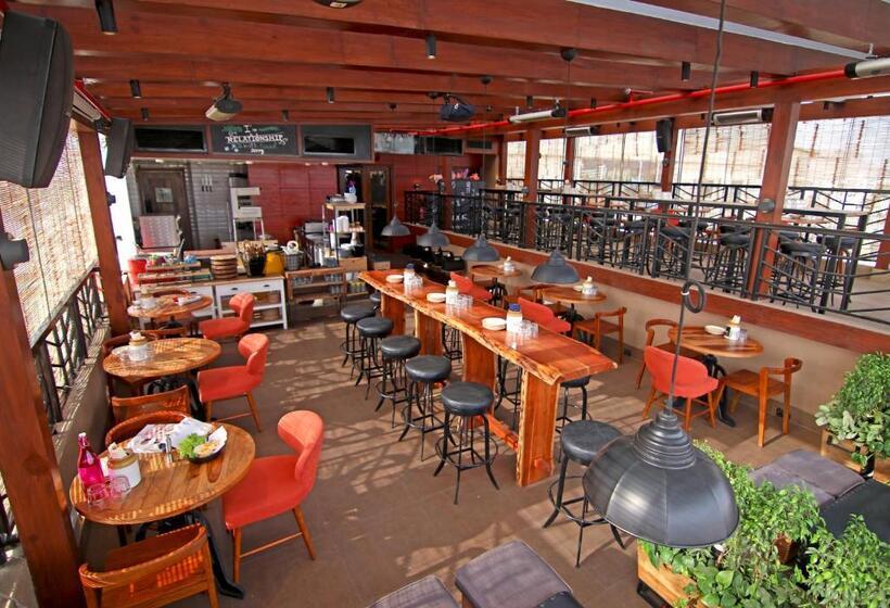 בית מלון כפרי Nirwana Hometel Jaipur  A Sarovar