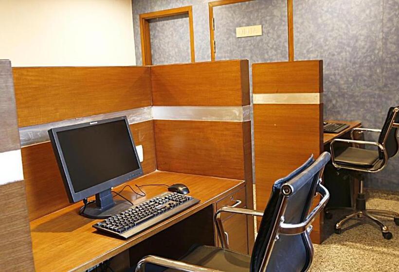 בית מלון כפרי Nirwana Hometel Jaipur  A Sarovar