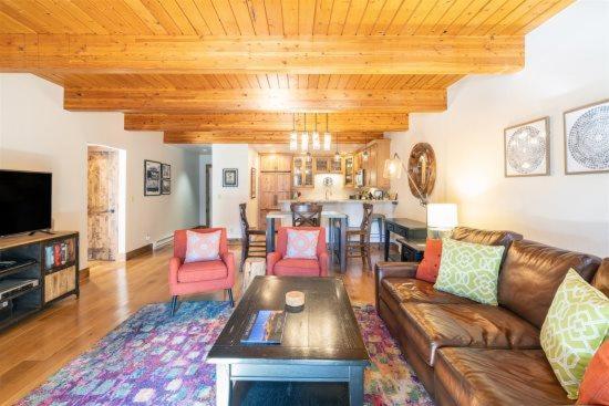 酒店 Riverside B02   Riverside Magpie