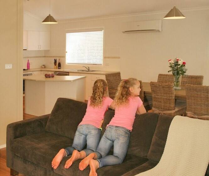 בית מלון כפרי Surf Beach Holiday Park