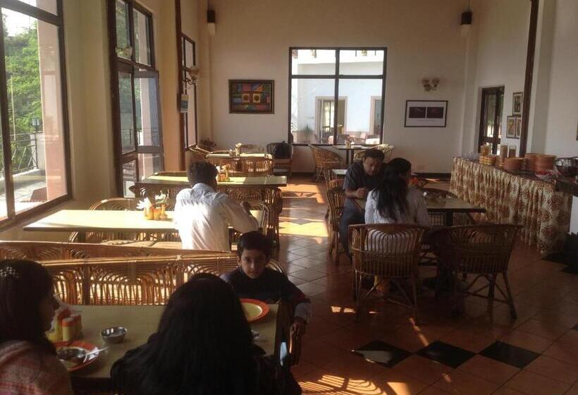 Отель Woodsvilla Resort