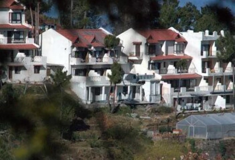 Отель Woodsvilla Resort